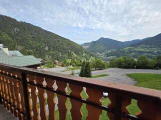 Experience breathtaking mountain views from this charming property, perfect for nature lovers and outdoor enthusiasts.