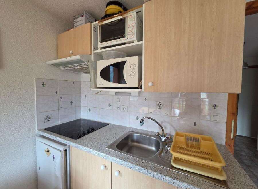 Discover this compact kitchen, perfect for small spaces.