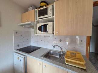 Discover this compact kitchen, perfect for small spaces.