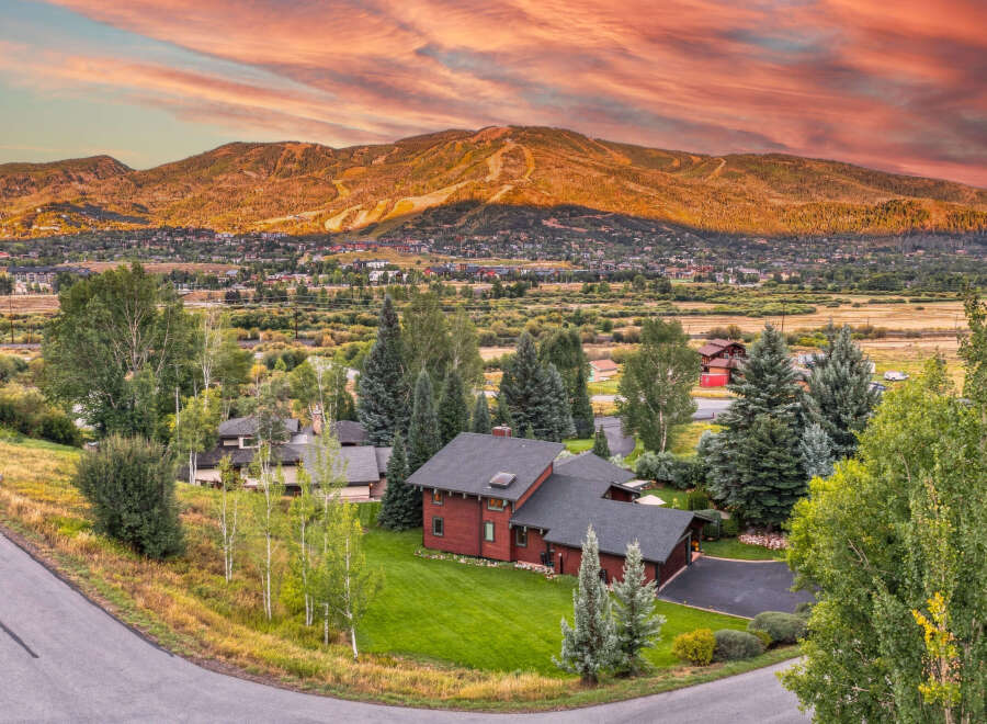Experience luxury mountain living in this stunning property, nestled amidst a picturesque landscape with breathtaking mountain views.
