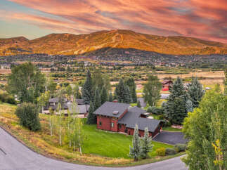 Experience luxury mountain living in this stunning property, nestled amidst a picturesque landscape with breathtaking mountain views.