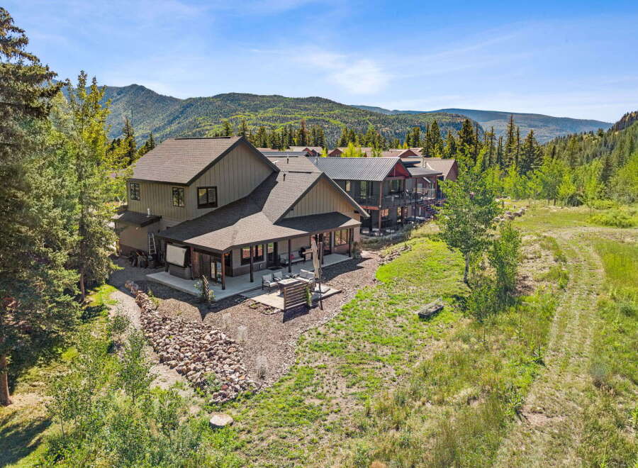 Experience luxury mountain living in this stunning property, nestled amidst breathtaking natural beauty.