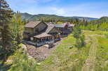 Experience luxury mountain living in this stunning property, nestled amidst breathtaking natural beauty.