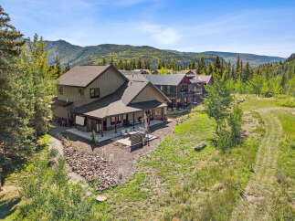 Experience luxury mountain living in this stunning property, nestled amidst breathtaking natural beauty.