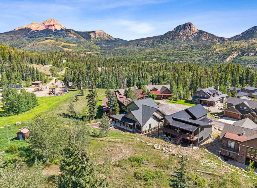 Experience luxury mountain living in this stunning property nestled amidst breathtaking natural beauty.