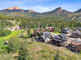 Experience luxury mountain living in this stunning property nestled amidst breathtaking natural beauty.