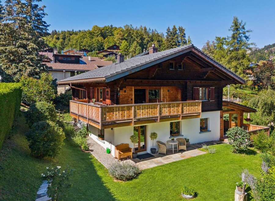 Experience alpine charm in this stunning wooden chalet, featuring a spacious balcony perfect for enjoying mountain views.