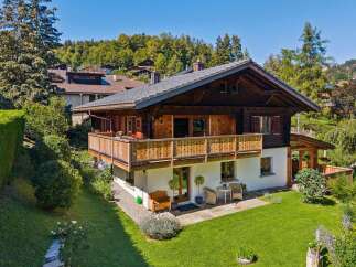 Experience alpine charm in this stunning wooden chalet, featuring a spacious balcony perfect for enjoying mountain views.