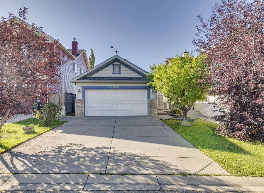 Charming single-family home featuring a spacious driveway leading to an attached garage.