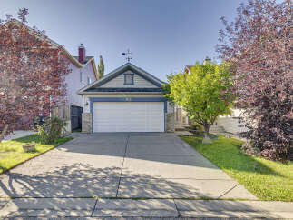 Charming single-family home featuring a spacious driveway leading to an attached garage.