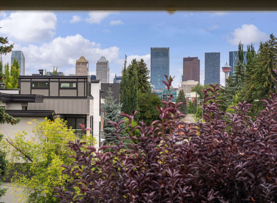 Experience breathtaking city views from this stunning property, offering a unique blend of modern architecture and natural beauty.