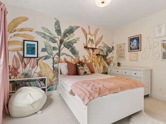 This charming bedroom features a vibrant tropical wallpaper that brings the outdoors in, creating a lively and engaging atmosphere.