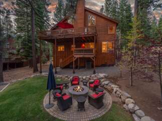 Experience the ultimate mountain retreat with this stunning wooden cabin, perfect for cozy evenings.