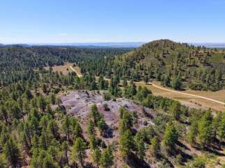 Discover this stunning property offering breathtaking panoramic views of rolling hills and distant horizons.