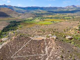 Discover this prime building lot offering breathtaking panoramic views of the surrounding mountains and valley.