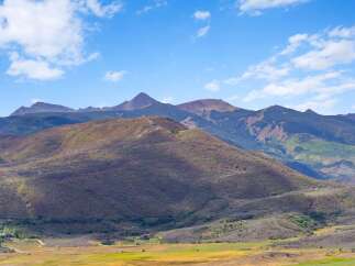 Discover this stunning mountain property offering breathtaking panoramic views of rolling hills and majestic peaks.