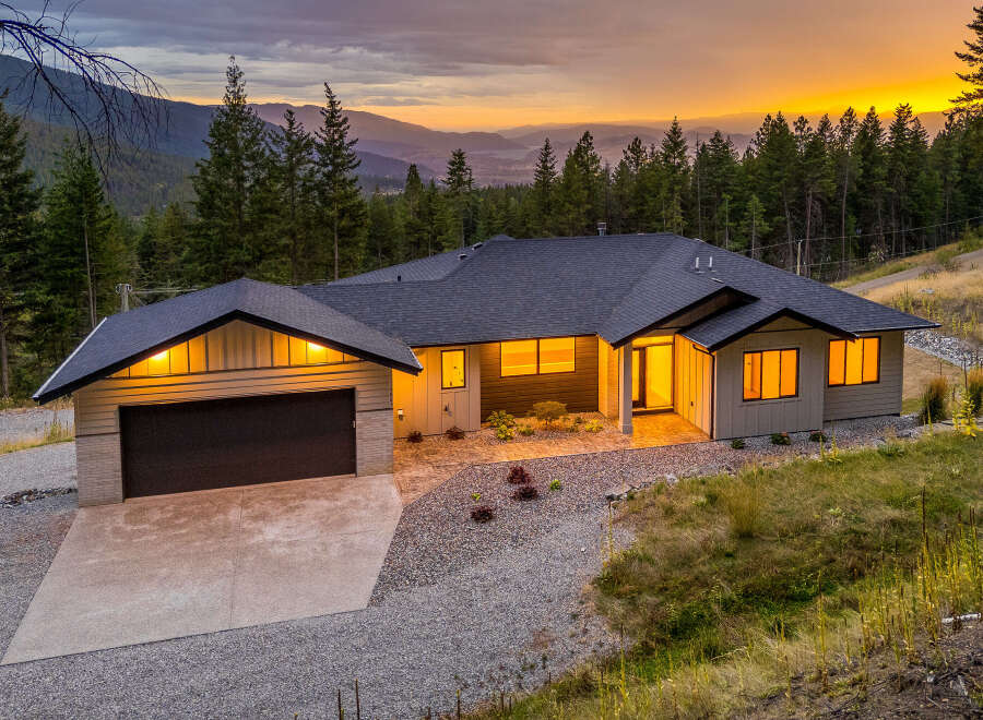 Experience luxury mountain living in this stunning modern home, nestled amidst a breathtaking landscape.