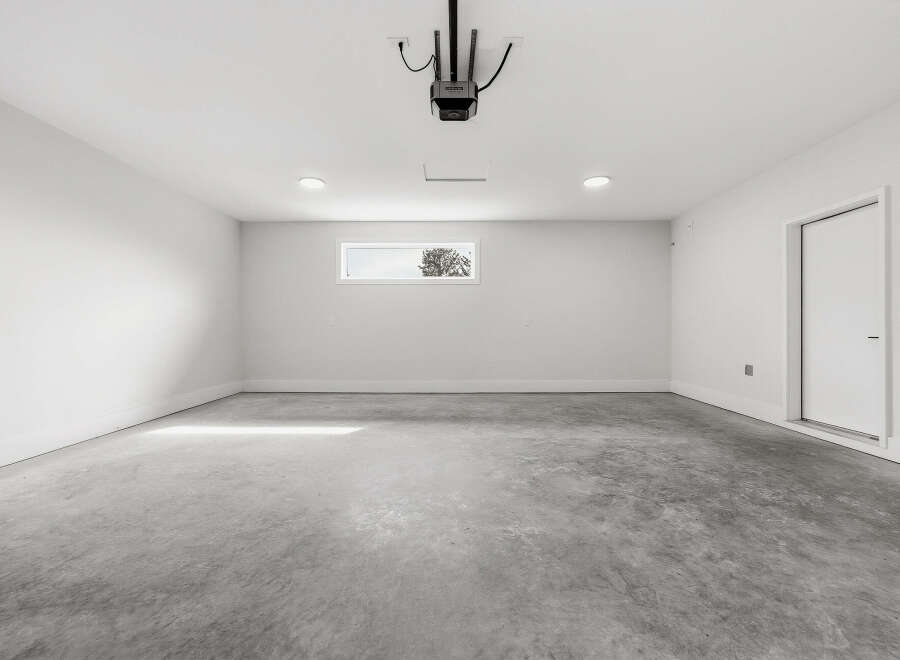Discover this spacious and clean garage, perfect for parking vehicles or as a versatile workshop space.