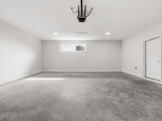 Discover this spacious and clean garage, perfect for parking vehicles or as a versatile workshop space.