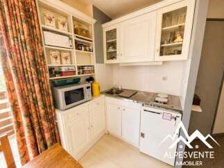 Discover this charming kitchen, perfect for your culinary adventures.