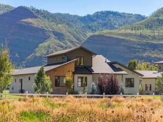 Experience luxury living in this stunning modern home nestled against a backdrop of majestic mountains.