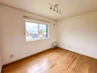 Discover this bright and airy room featuring a large window that floods the space with natural light.