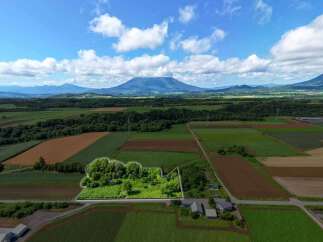Discover this prime parcel of land, offering a unique opportunity to build your dream home or develop a new venture amidst breathtaking natural beauty.
