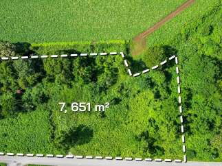 Discover this expansive 7,651 m² parcel of land, offering a unique opportunity for development or personal use.