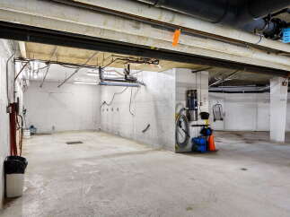Discover this functional and well-equipped utility space, perfect for various needs.