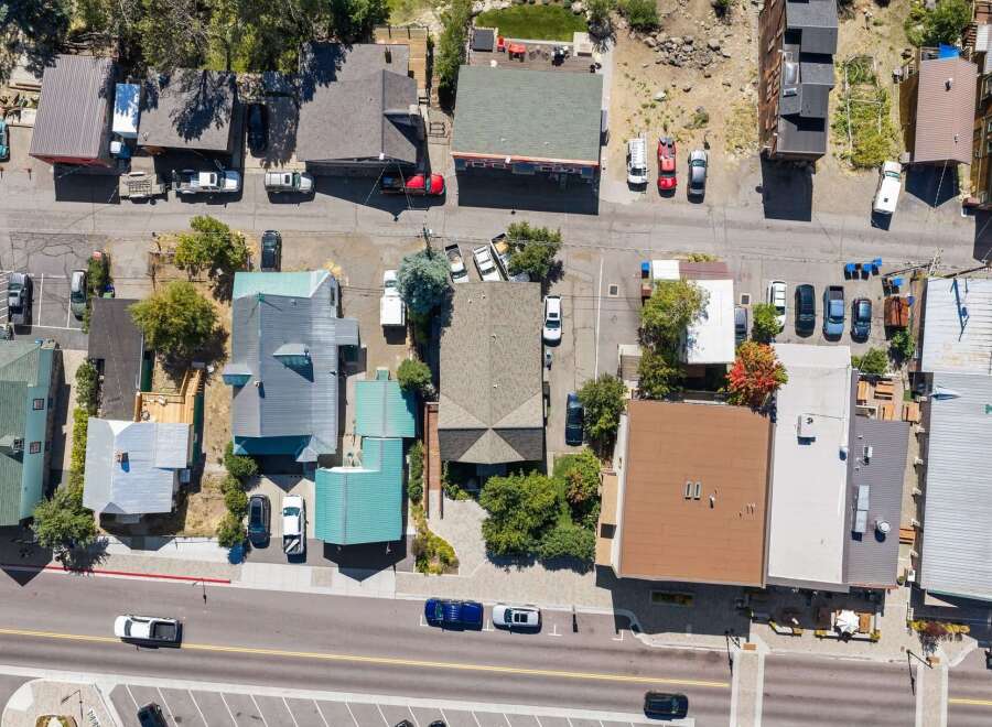 Discover this charming property featuring a mix of residential and commercial spaces, perfect for investment or mixed-use living.