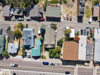 Discover this charming property featuring a mix of residential and commercial spaces, perfect for investment or mixed-use living.