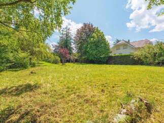 Discover this charming property featuring a spacious, sun-drenched lawn perfect for outdoor activities and relaxation.
