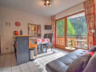 Enjoy stunning mountain views from this charming apartment, featuring a well-equipped kitchenette and a cozy dining area perfect for meals with a view.