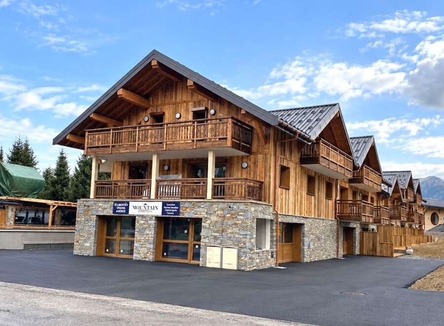 Discover this stunning wooden chalet-style property, perfect for a mountain getaway.