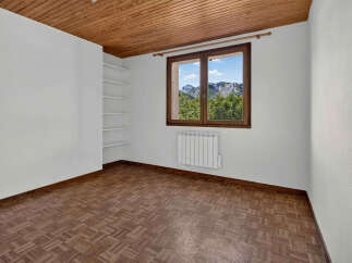 Discover this charming room featuring a beautiful wooden ceiling and a parquet floor, creating a warm and inviting atmosphere.