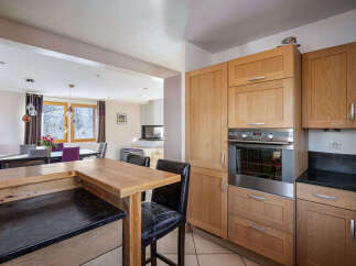 Experience the perfect blend of modern comfort and rustic charm in this stunning kitchen and dining area.