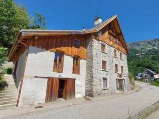 Discover this charming stone and wood house nestled in a picturesque mountain village.