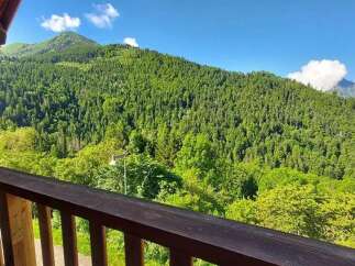 Experience breathtaking mountain views from this stunning property, perfect for nature lovers and outdoor enthusiasts.