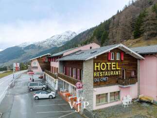 Discover this charming hotel and restaurant nestled in a picturesque mountain setting.