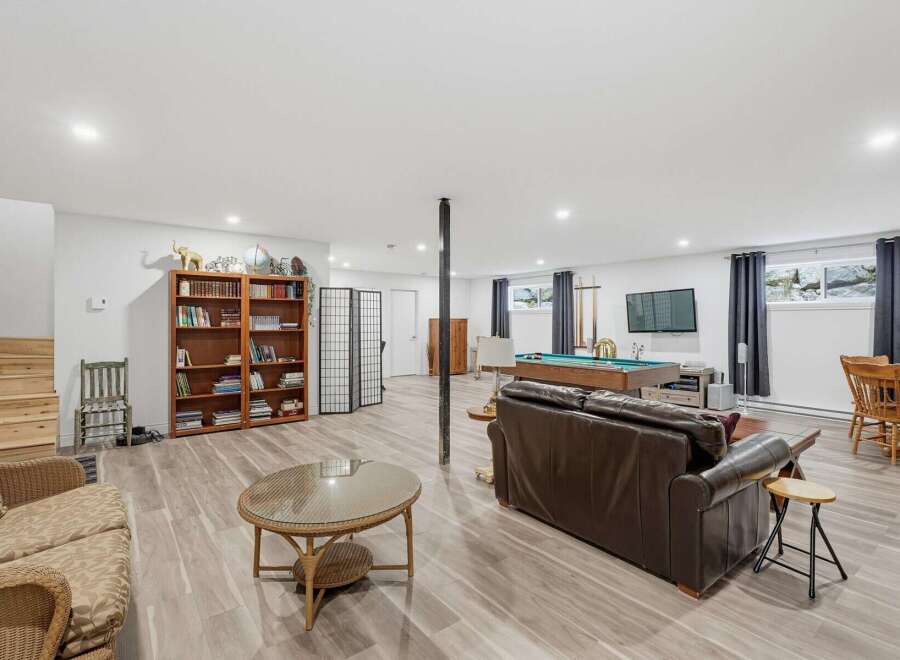 Discover this spacious finished basement, perfect for entertainment and relaxation.