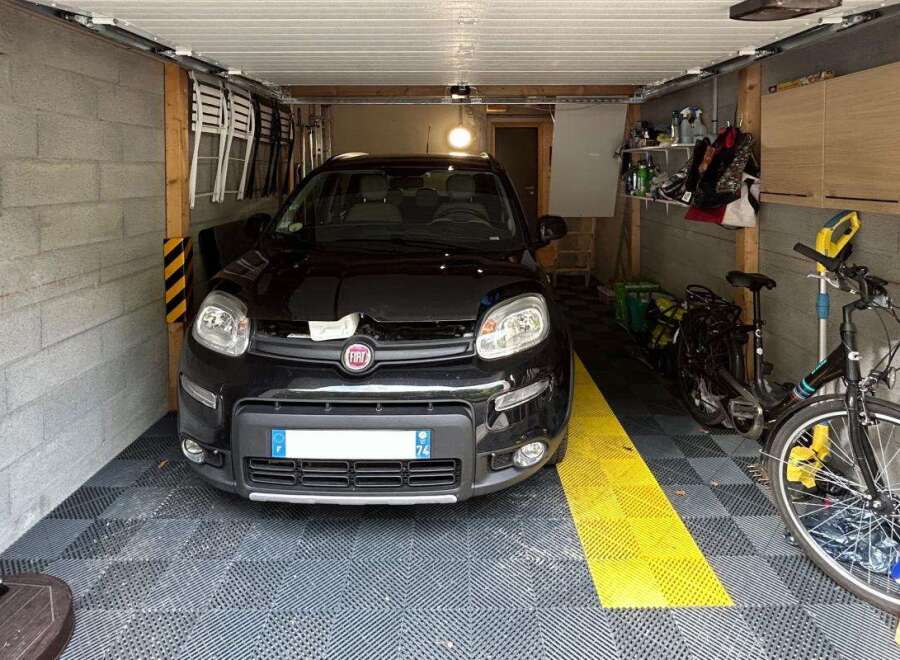Discover this spacious garage, perfect for protecting your vehicles and storing your belongings.