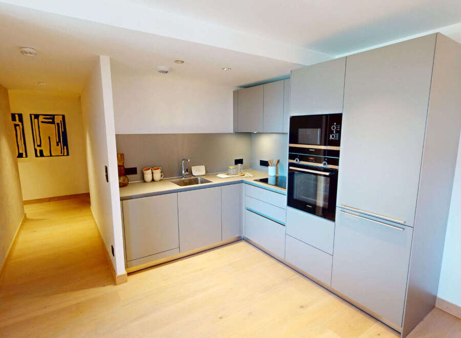 Discover this modern and compact kitchen, perfect for any home.