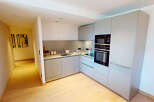 Discover this modern and compact kitchen, perfect for any home.