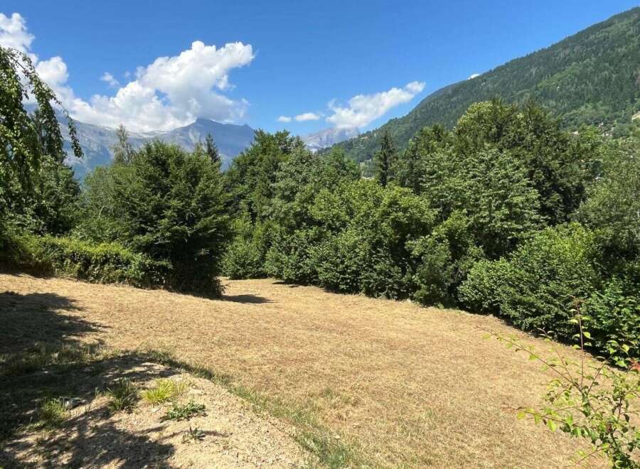 Discover this stunning property with breathtaking mountain views, perfect for those seeking tranquility and natural beauty.