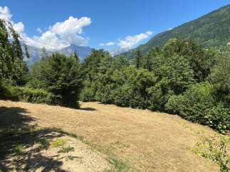 Discover this stunning property with breathtaking mountain views, perfect for those seeking tranquility and natural beauty.