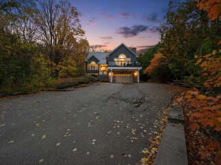For Sale in Blue Mountains with 5 Beds and 6 Bathrooms