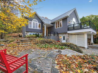 For Sale in Blue Mountains with 5 Beds and 6 Bathrooms