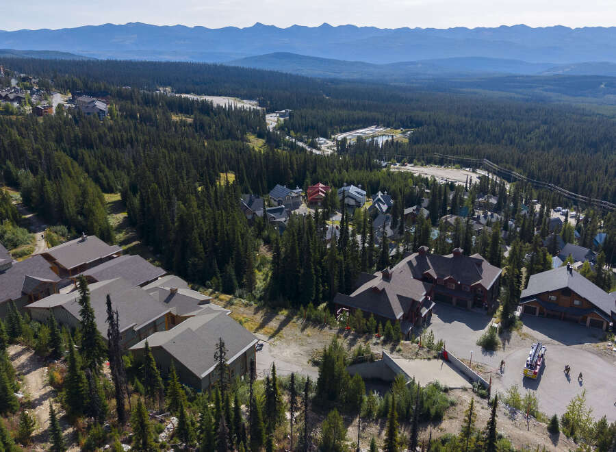 Discover this stunning mountain retreat, nestled amidst a dense evergreen forest with breathtaking panoramic views of distant mountain ranges.