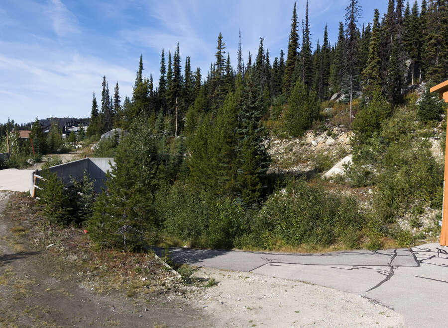 Discover this stunning property nestled amidst a picturesque mountain landscape, offering a unique blend of natural beauty and modern living.