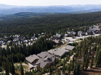 Discover this stunning mountain retreat nestled amidst a dense evergreen forest, offering breathtaking panoramic views.
